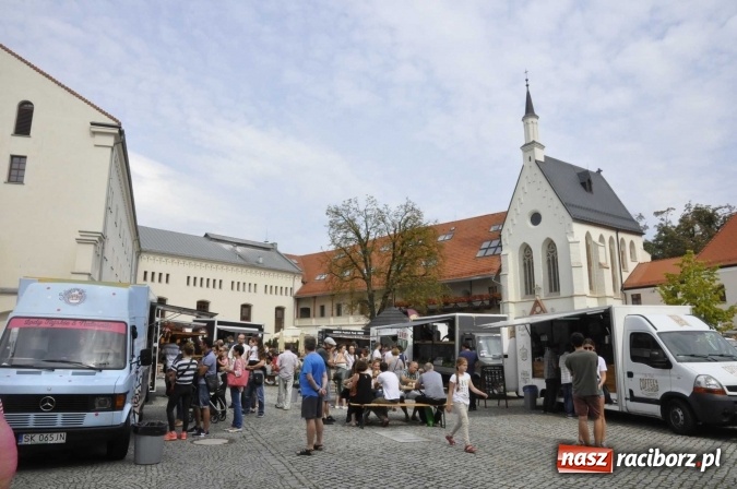Zdjęcie w galerii na portalu naszraciborz.pl: Na Zamku Piastowskim ruszył I raciborski zlot food trucków. Dziedziniec pełen zapachów  wiadomości z regionu