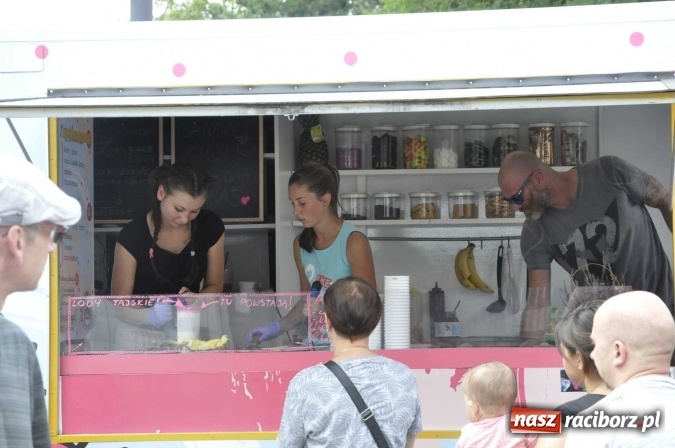 Zdjęcie w galerii na portalu naszraciborz.pl: Na Zamku Piastowskim ruszył I raciborski zlot food trucków. Dziedziniec pełen zapachów  wiadomości z regionu