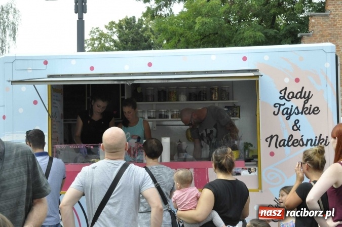 Zdjęcie w galerii na portalu naszraciborz.pl: Na Zamku Piastowskim ruszył I raciborski zlot food trucków. Dziedziniec pełen zapachów  wiadomości z regionu