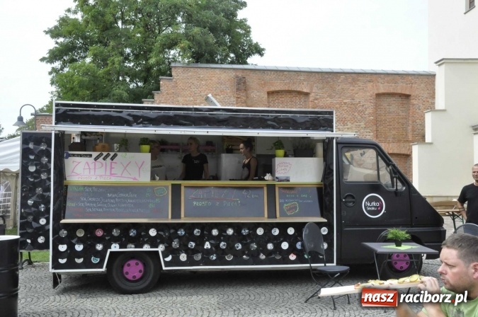 Zdjęcie w galerii na portalu naszraciborz.pl: Na Zamku Piastowskim ruszył I raciborski zlot food trucków. Dziedziniec pełen zapachów  wiadomości z regionu