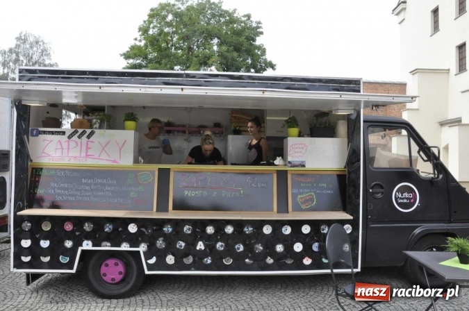 Zdjęcie w galerii na portalu naszraciborz.pl: Na Zamku Piastowskim ruszył I raciborski zlot food trucków. Dziedziniec pełen zapachów  wiadomości z regionu