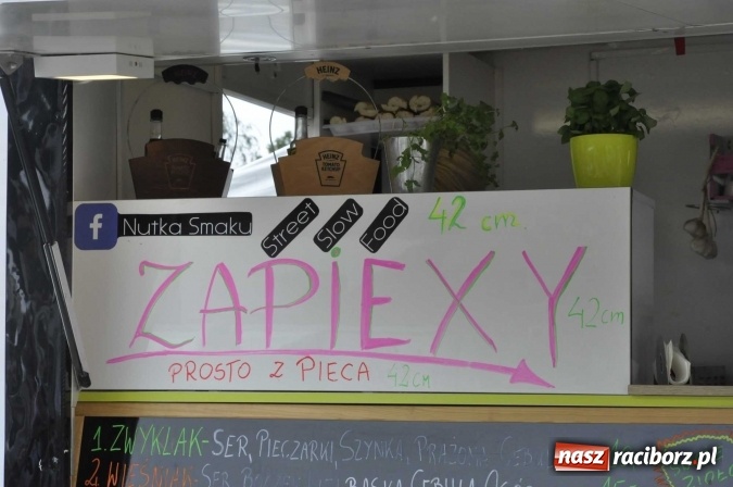 Zdjęcie w galerii na portalu naszraciborz.pl: Na Zamku Piastowskim ruszył I raciborski zlot food trucków. Dziedziniec pełen zapachów  wiadomości z regionu