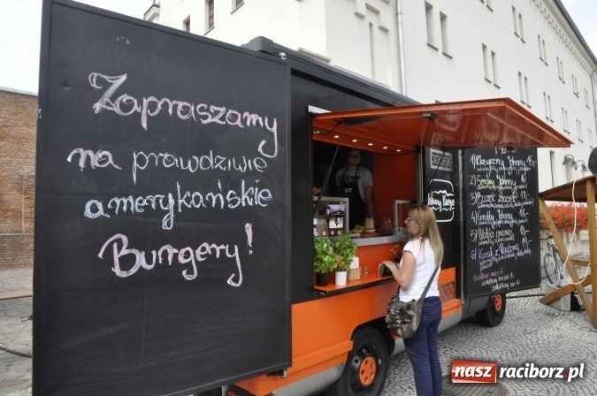 Zdjęcie w galerii na portalu naszraciborz.pl: Na Zamku Piastowskim ruszył I raciborski zlot food trucków. Dziedziniec pełen zapachów  wiadomości z regionu