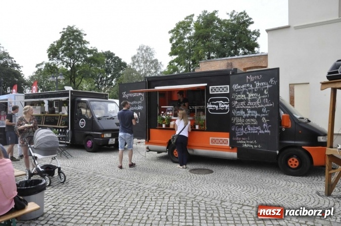 Zdjęcie w galerii na portalu naszraciborz.pl: Na Zamku Piastowskim ruszył I raciborski zlot food trucków. Dziedziniec pełen zapachów  wiadomości z regionu