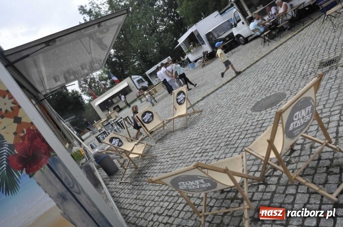 Zdjęcie w galerii na portalu naszraciborz.pl: Na Zamku Piastowskim ruszył I raciborski zlot food trucków. Dziedziniec pełen zapachów  wiadomości z regionu