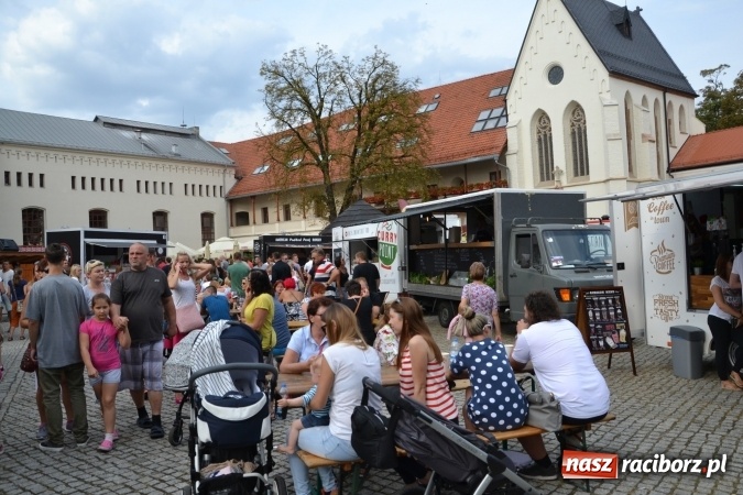 Zdjęcie w galerii na portalu naszraciborz.pl: Około siedem tysięcy osób stołowało się w sobotę na zamku wiadomości z regionu