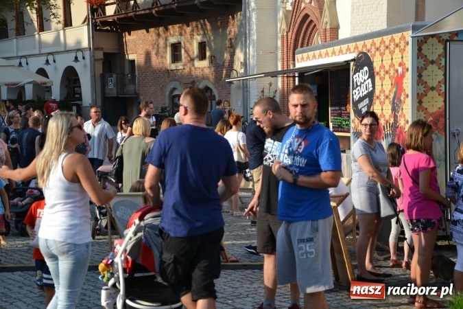 Zdjęcie w galerii na portalu naszraciborz.pl: Około siedem tysięcy osób stołowało się w sobotę na zamku wiadomości z regionu