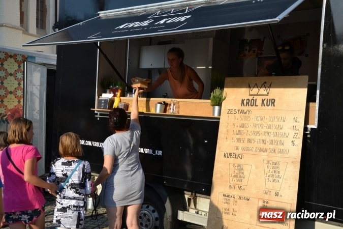 Zdjęcie w galerii na portalu naszraciborz.pl: Około siedem tysięcy osób stołowało się w sobotę na zamku wiadomości z regionu