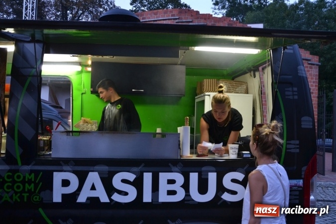 Zdjęcie w galerii na portalu naszraciborz.pl: Około siedem tysięcy osób stołowało się w sobotę na zamku wiadomości z regionu