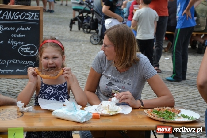 Zdjęcie w galerii na portalu naszraciborz.pl: Około siedem tysięcy osób stołowało się w sobotę na zamku wiadomości z regionu