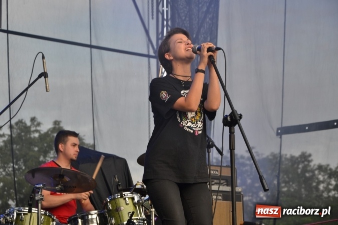 Zdjęcie w galerii na portalu naszraciborz.pl: Mocne muzyczne pożegnanie wakacji w Tworkowie. Zagrał TABU  wiadomości z regionu