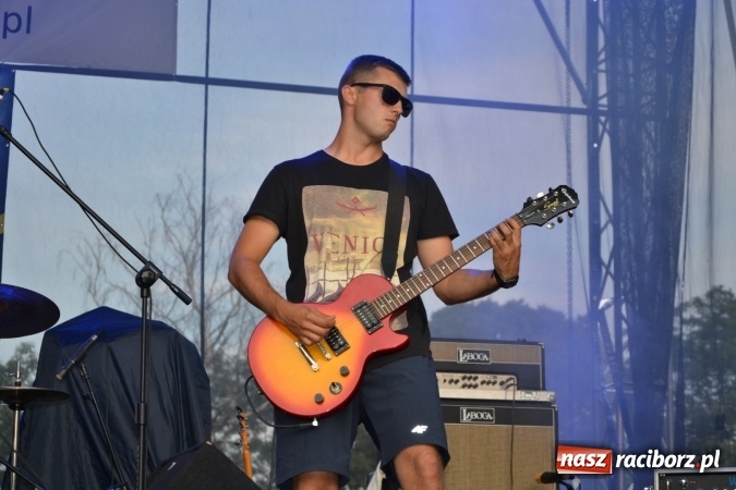 Zdjęcie w galerii na portalu naszraciborz.pl: Mocne muzyczne pożegnanie wakacji w Tworkowie. Zagrał TABU  wiadomości z regionu