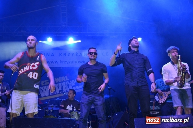 Zdjęcie w galerii na portalu naszraciborz.pl: Mocne muzyczne pożegnanie wakacji w Tworkowie. Zagrał TABU  wiadomości z regionu