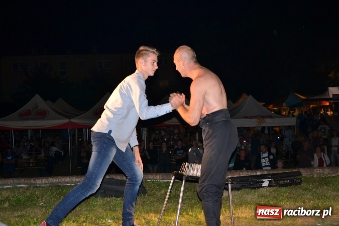 Zdjęcie w galerii na portalu naszraciborz.pl: Mocne muzyczne pożegnanie wakacji w Tworkowie. Zagrał TABU  wiadomości z regionu