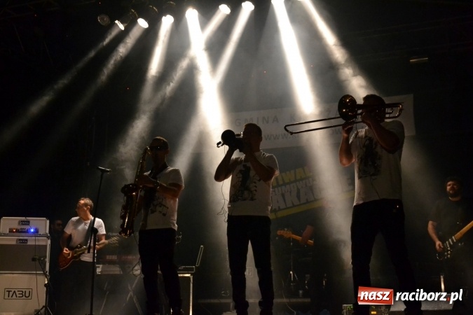 Zdjęcie w galerii na portalu naszraciborz.pl: Mocne muzyczne pożegnanie wakacji w Tworkowie. Zagrał TABU  wiadomości z regionu