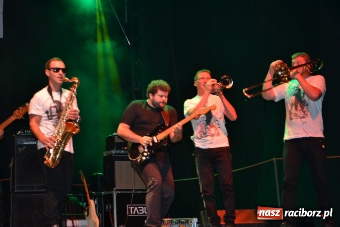 Zdjęcie w galerii na portalu naszraciborz.pl: Mocne muzyczne pożegnanie wakacji w Tworkowie. Zagrał TABU  wiadomości z regionu