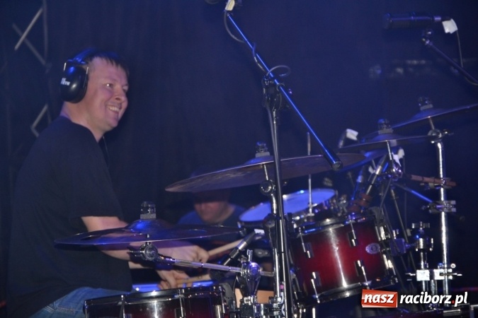 Zdjęcie w galerii na portalu naszraciborz.pl: Mocne muzyczne pożegnanie wakacji w Tworkowie. Zagrał TABU  wiadomości z regionu