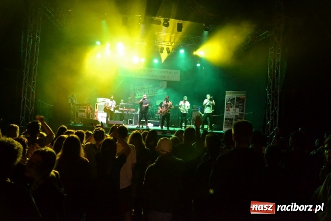 Zdjęcie w galerii na portalu naszraciborz.pl: Mocne muzyczne pożegnanie wakacji w Tworkowie. Zagrał TABU  wiadomości z regionu
