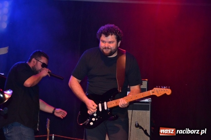 Zdjęcie w galerii na portalu naszraciborz.pl: Mocne muzyczne pożegnanie wakacji w Tworkowie. Zagrał TABU  wiadomości z regionu