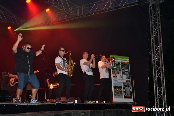 Zdjęcie w galerii na portalu naszraciborz.pl: Mocne muzyczne pożegnanie wakacji w Tworkowie. Zagrał TABU  wiadomości z regionu