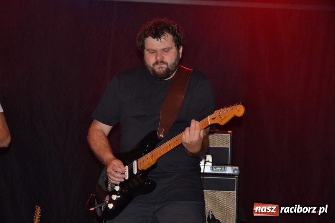Zdjęcie w galerii na portalu naszraciborz.pl: Mocne muzyczne pożegnanie wakacji w Tworkowie. Zagrał TABU  wiadomości z regionu