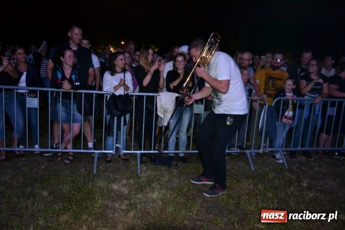 Zdjęcie w galerii na portalu naszraciborz.pl: Mocne muzyczne pożegnanie wakacji w Tworkowie. Zagrał TABU  wiadomości z regionu