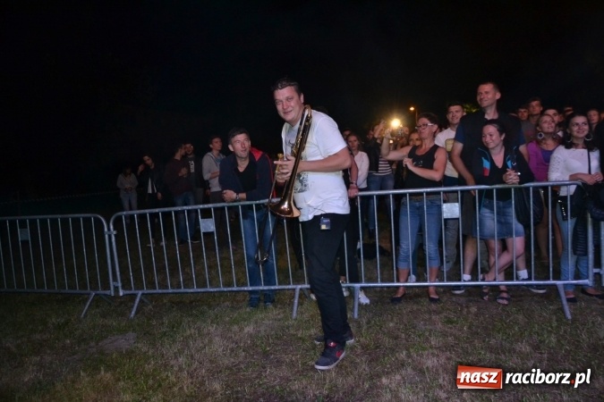 Zdjęcie w galerii na portalu naszraciborz.pl: Mocne muzyczne pożegnanie wakacji w Tworkowie. Zagrał TABU  wiadomości z regionu