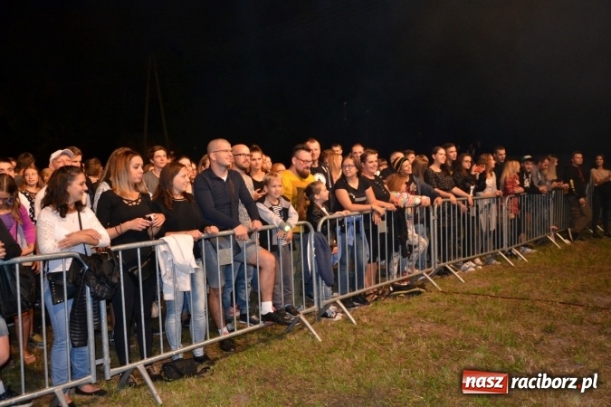 Zdjęcie w galerii na portalu naszraciborz.pl: Mocne muzyczne pożegnanie wakacji w Tworkowie. Zagrał TABU  wiadomości z regionu