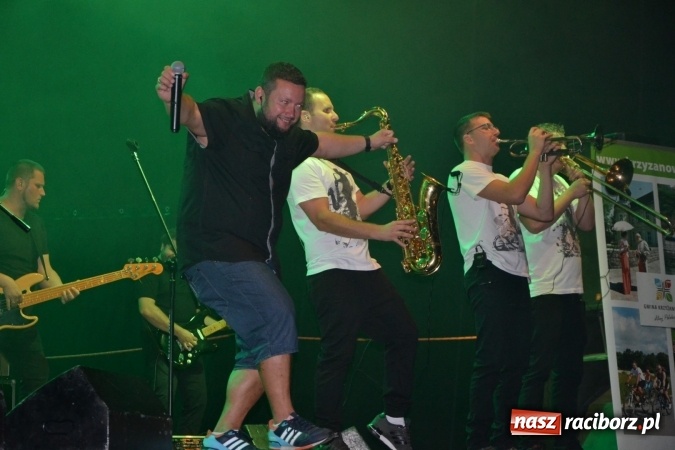 Zdjęcie w galerii na portalu naszraciborz.pl: Mocne muzyczne pożegnanie wakacji w Tworkowie. Zagrał TABU  wiadomości z regionu