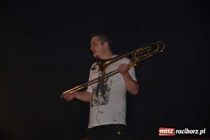 Zdjęcie w galerii na portalu naszraciborz.pl: Mocne muzyczne pożegnanie wakacji w Tworkowie. Zagrał TABU  wiadomości z regionu