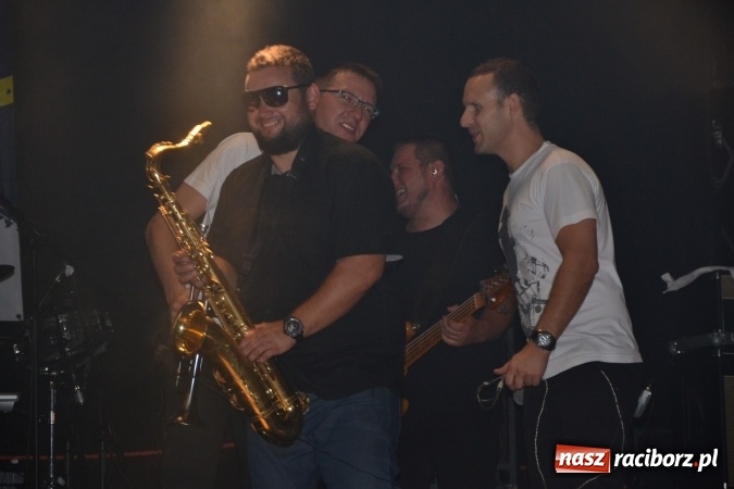 Zdjęcie w galerii na portalu naszraciborz.pl: Mocne muzyczne pożegnanie wakacji w Tworkowie. Zagrał TABU  wiadomości z regionu