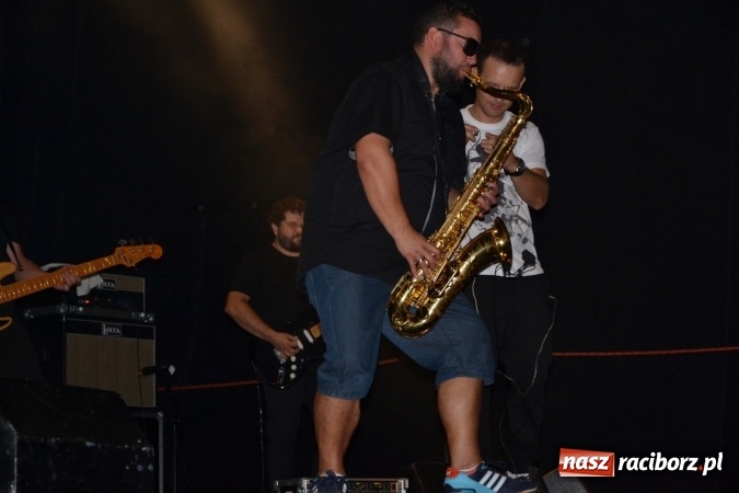 Zdjęcie w galerii na portalu naszraciborz.pl: Mocne muzyczne pożegnanie wakacji w Tworkowie. Zagrał TABU  wiadomości z regionu
