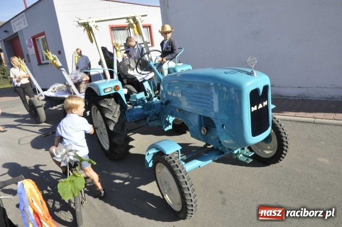 Zdjęcie w galerii na portalu naszraciborz.pl: Dożynki 2016. W Gamowie najmłodsi wypełnili korowód wiadomości z regionu