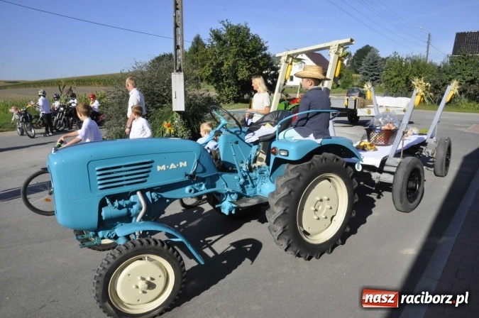 Zdjęcie w galerii na portalu naszraciborz.pl: Dożynki 2016. W Gamowie najmłodsi wypełnili korowód wiadomości z regionu