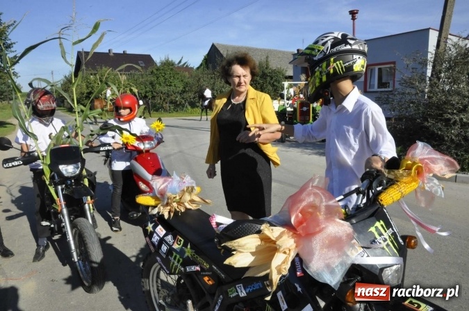 Zdjęcie w galerii na portalu naszraciborz.pl: Dożynki 2016. W Gamowie najmłodsi wypełnili korowód wiadomości z regionu