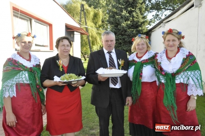 Zdjęcie w galerii na portalu naszraciborz.pl: Dożynki 2016. W Gamowie najmłodsi wypełnili korowód wiadomości z regionu