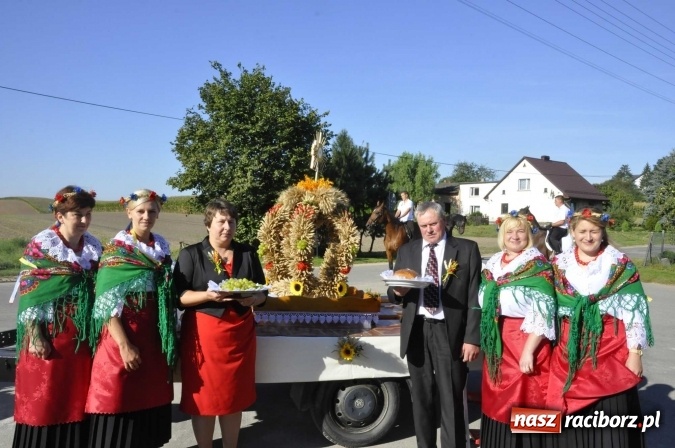 Zdjęcie w galerii na portalu naszraciborz.pl: Dożynki 2016. W Gamowie najmłodsi wypełnili korowód wiadomości z regionu