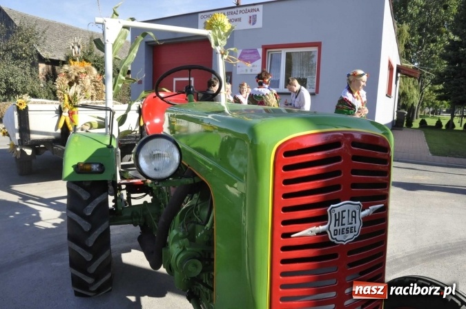 Zdjęcie w galerii na portalu naszraciborz.pl: Dożynki 2016. W Gamowie najmłodsi wypełnili korowód wiadomości z regionu