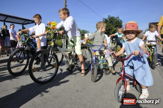 Zdjęcie w galerii na portalu naszraciborz.pl: Dożynki 2016. W Gamowie najmłodsi wypełnili korowód wiadomości z regionu