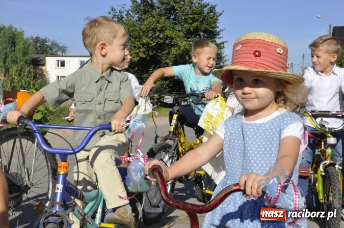 Zdjęcie w galerii na portalu naszraciborz.pl: Dożynki 2016. W Gamowie najmłodsi wypełnili korowód wiadomości z regionu