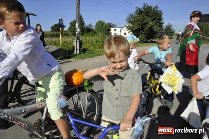 Zdjęcie w galerii na portalu naszraciborz.pl: Dożynki 2016. W Gamowie najmłodsi wypełnili korowód wiadomości z regionu