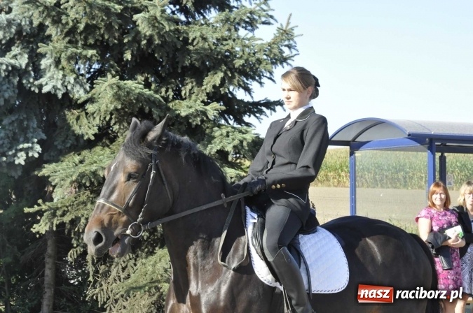 Zdjęcie w galerii na portalu naszraciborz.pl: Dożynki 2016. W Gamowie najmłodsi wypełnili korowód wiadomości z regionu
