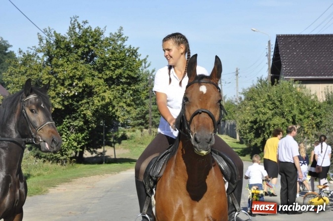 Zdjęcie w galerii na portalu naszraciborz.pl: Dożynki 2016. W Gamowie najmłodsi wypełnili korowód wiadomości z regionu