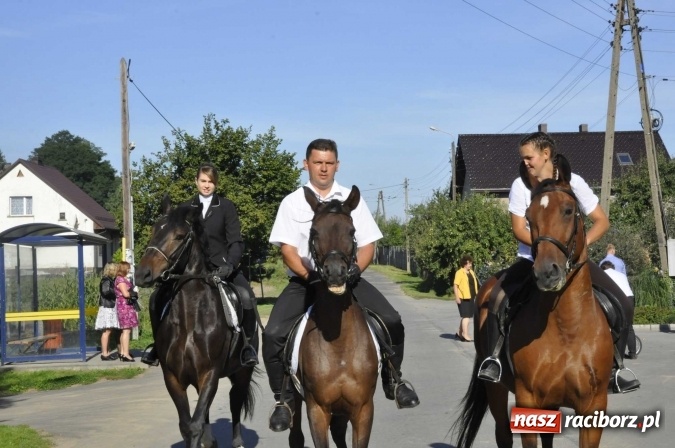 Zdjęcie w galerii na portalu naszraciborz.pl: Dożynki 2016. W Gamowie najmłodsi wypełnili korowód wiadomości z regionu