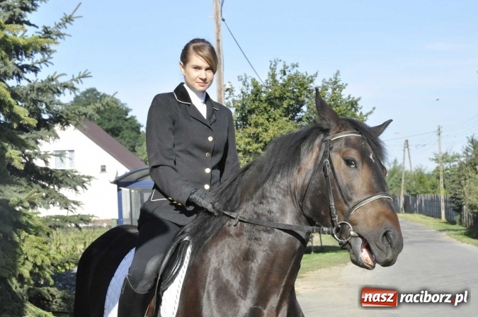 Zdjęcie w galerii na portalu naszraciborz.pl: Dożynki 2016. W Gamowie najmłodsi wypełnili korowód wiadomości z regionu