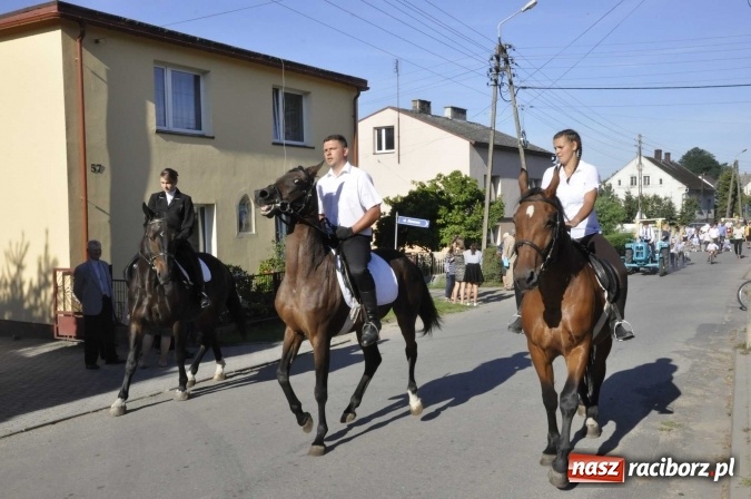 Zdjęcie w galerii na portalu naszraciborz.pl: Dożynki 2016. W Gamowie najmłodsi wypełnili korowód wiadomości z regionu