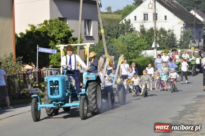 Zdjęcie w galerii na portalu naszraciborz.pl: Dożynki 2016. W Gamowie najmłodsi wypełnili korowód wiadomości z regionu