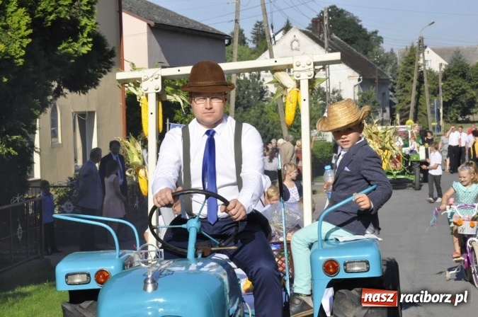 Zdjęcie w galerii na portalu naszraciborz.pl: Dożynki 2016. W Gamowie najmłodsi wypełnili korowód wiadomości z regionu