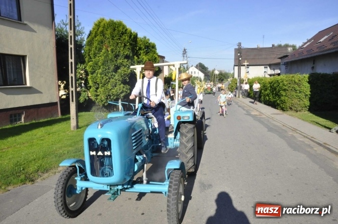 Zdjęcie w galerii na portalu naszraciborz.pl: Dożynki 2016. W Gamowie najmłodsi wypełnili korowód wiadomości z regionu
