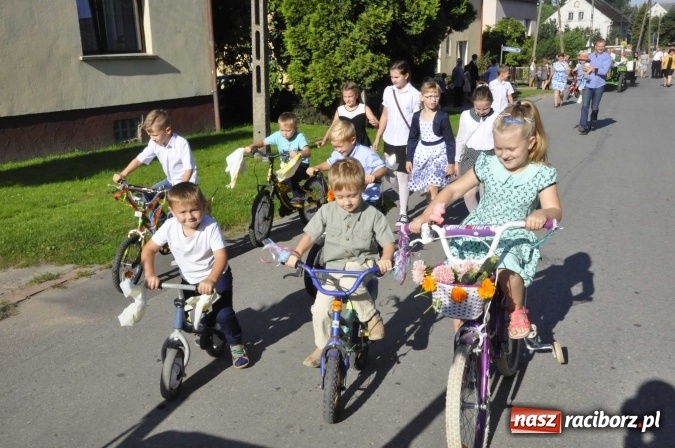 Zdjęcie w galerii na portalu naszraciborz.pl: Dożynki 2016. W Gamowie najmłodsi wypełnili korowód wiadomości z regionu